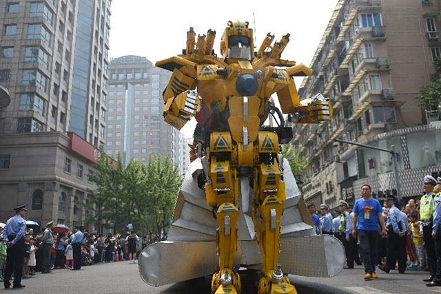 動漫彩車大巡游